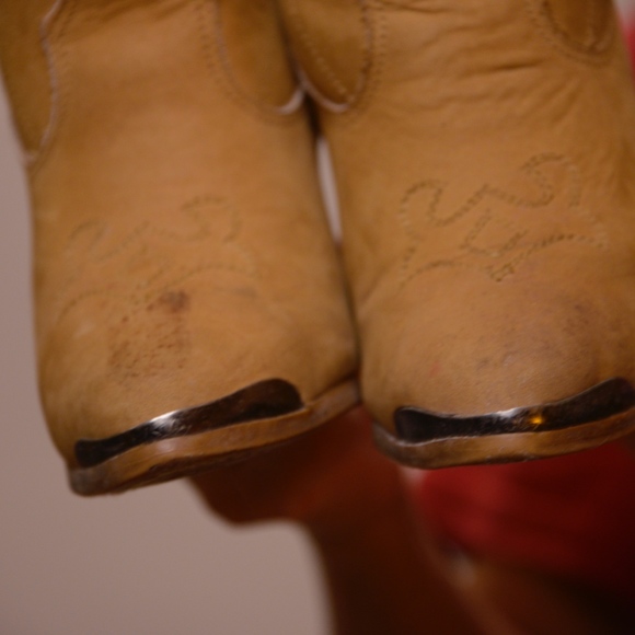 Real leather western style boot w/carving - Picture 5 of 6